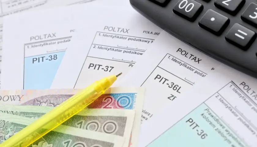 Formularze podatkowe PIT, pieniądze i kalkulator.