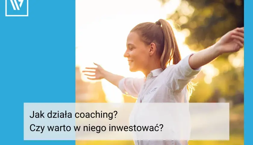 Uśmiechnięta młoda kobieta z rozłożonymi ramionami na tle słońca.