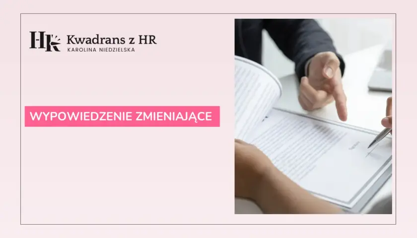 Dwie osoby przy stole przeglądają dokument, jedna wskazuje palcem na tekst.