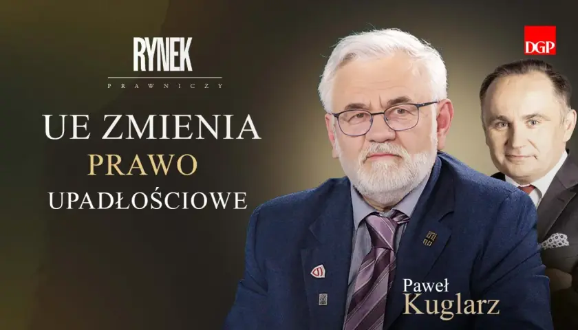 Dwóch mężczyzn w garniturach, jeden z nich Paweł Kuglarz, na tle napisu "UE ZMIENIA PRAWO UPADŁOŚCIOWE".