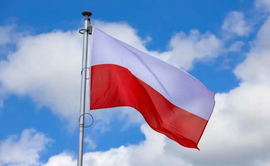 2 maja wolny? Prawda o Dniu Flagi i majówce - Planuj mądrze!