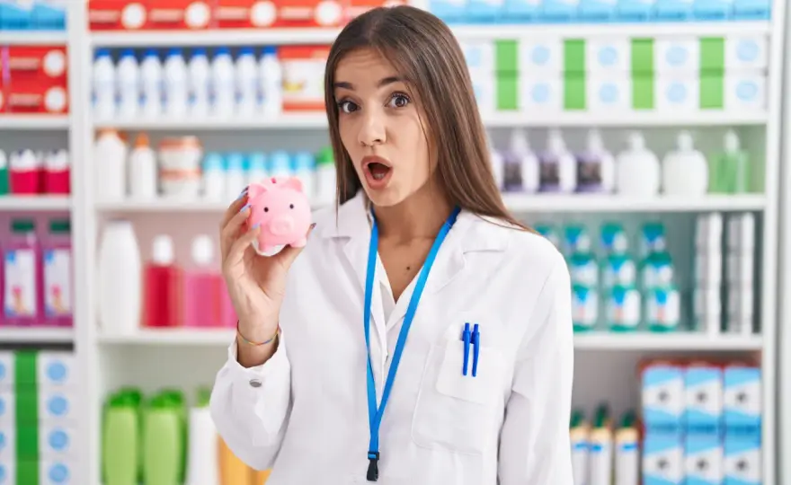Ile zarabia technik farmacji? Realne zarobki i jak je zwiększyć