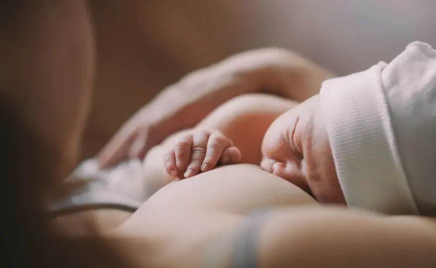 Ulewanie u noworodka - Kiedy martwić się, a kiedy nie?