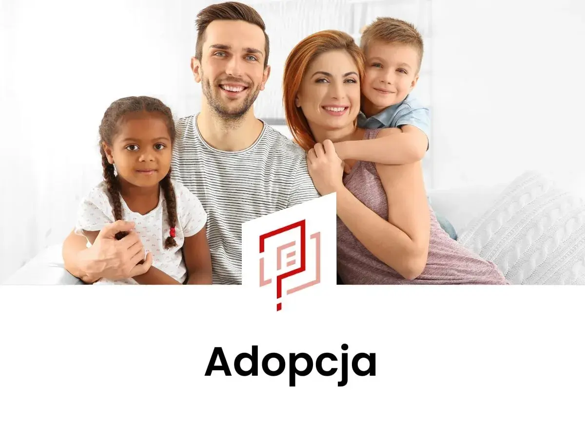 Szczęśliwa rodzina: rodzice z dwójką dzieci, chłopcem i dziewczynką. To piękny przykład przysposobienia dziecka.