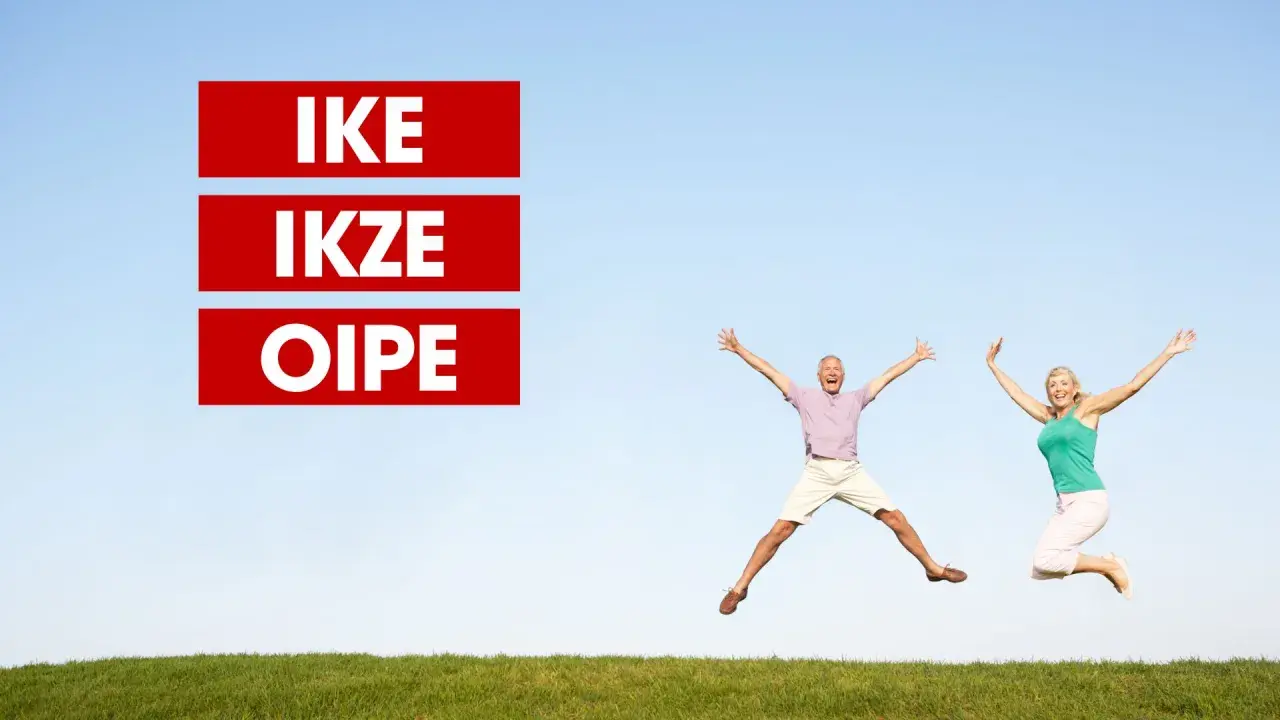 Szczęśliwi seniorzy skaczą z radości, myśląc o swoich inwestycjach, takich jak IKE, IKZE i OIPE.