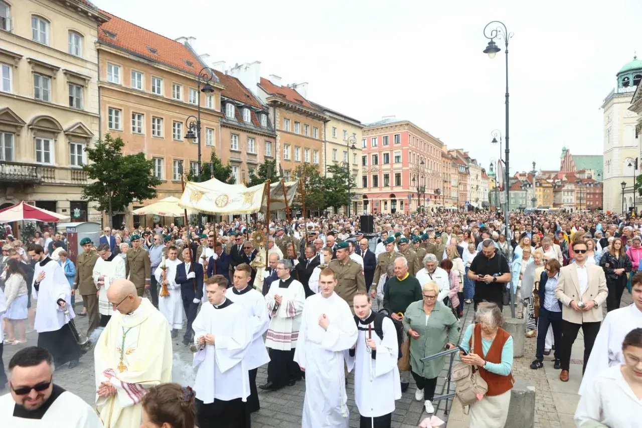 Procesja w Boże Ciało, tłumy wiernych i duchownych na ulicach miasta. Wspaniałe dni wolne czerwiec.