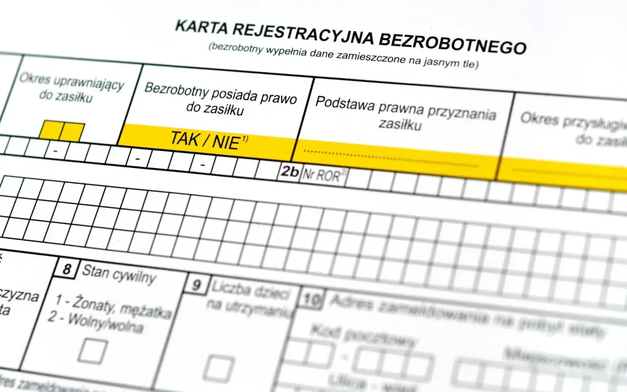 Karta rejestracyjna bezrobotnego. Pole "TAK / NIE" wskazuje, komu nie przysługuje zasiłek dla bezrobotnych.