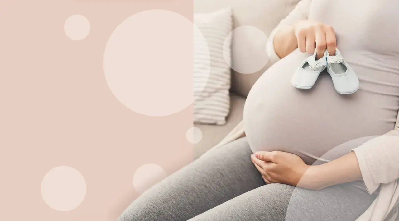 Czekając na dziecko, przyszła mama trzyma maleńkie buciki. Zastanawiasz się, ile trwa poród?