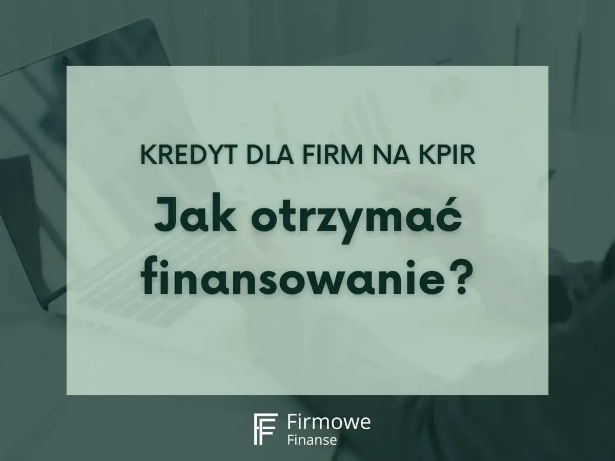 Kredyt dla firm na start: jak uzyskać finansowanie? Laptop i dokumenty na biurku sugerują planowanie rozwoju biznesu.