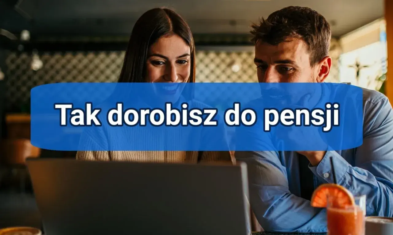 Para patrząca na laptopa, z napisem "Tak dorobisz do pensji".