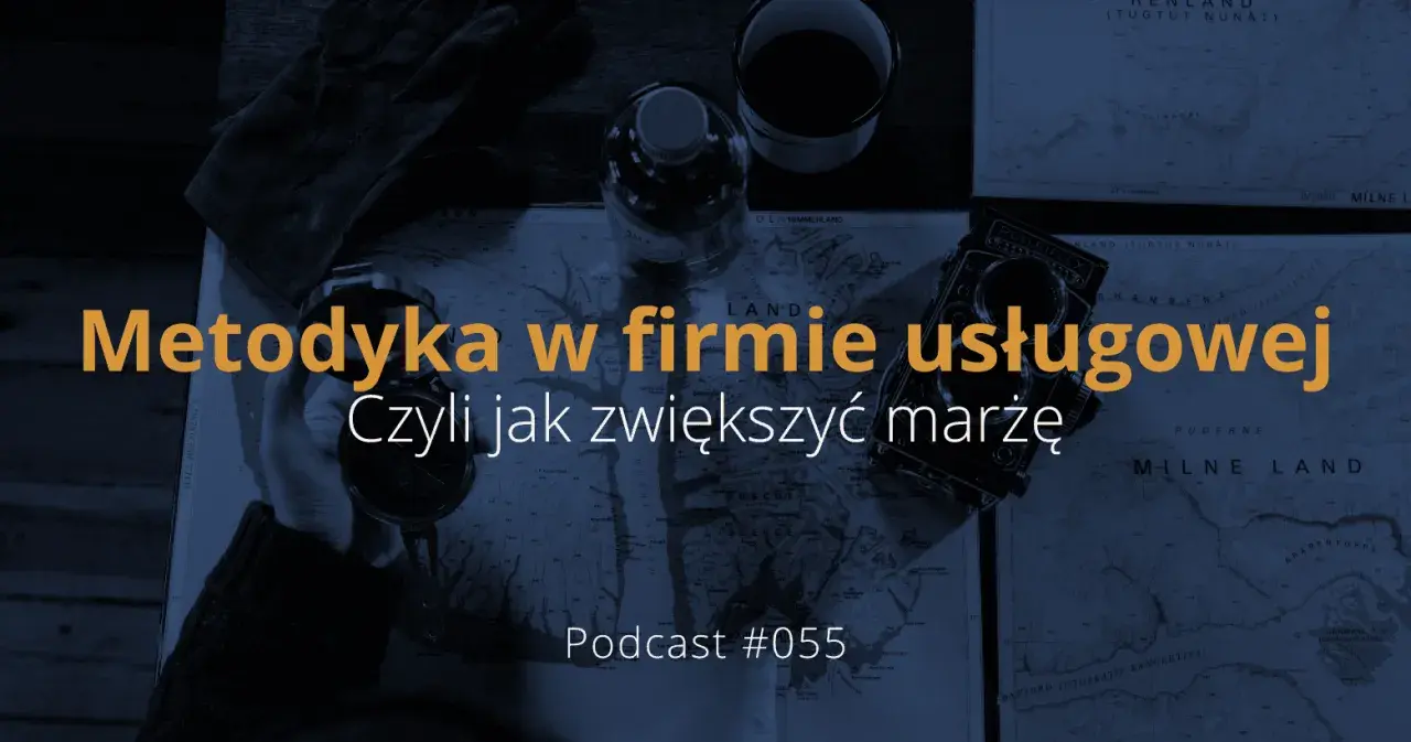 Stara mapa, kompas, aparat Rolleiflex i butelka wody.