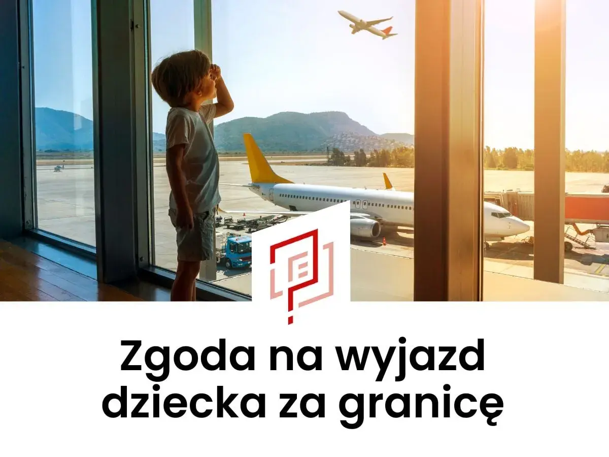 Chłopiec patrzy przez okno na lotnisku na samoloty.
