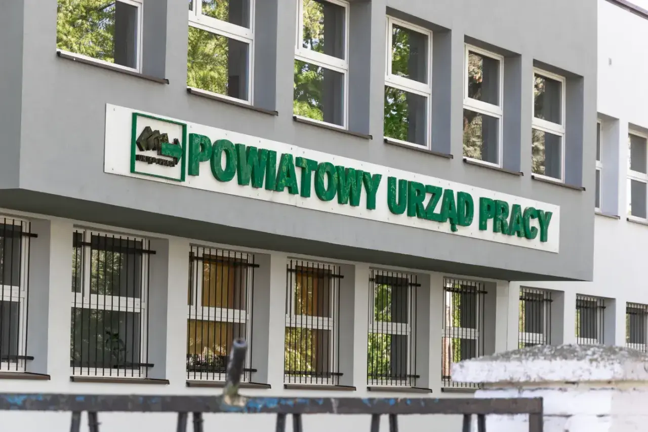 Budynek Powiatowego Urzędu Pracy z zielonym napisem.