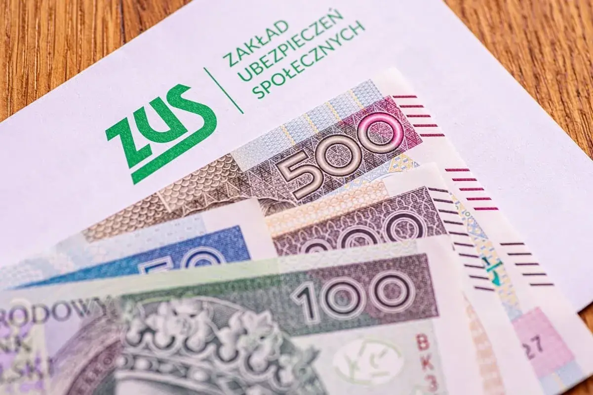 Koperta ZUS z polskimi banknotami 100 i 500 zł.