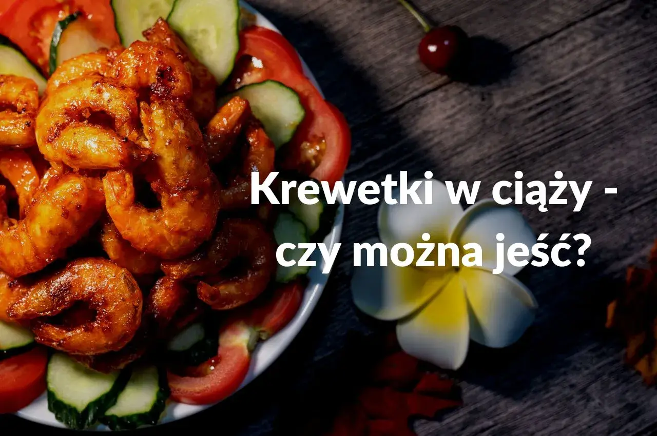 Krewetki w ciąży - czy można jeść? Talerz z krewetkami, pomidorami i ogórkiem.