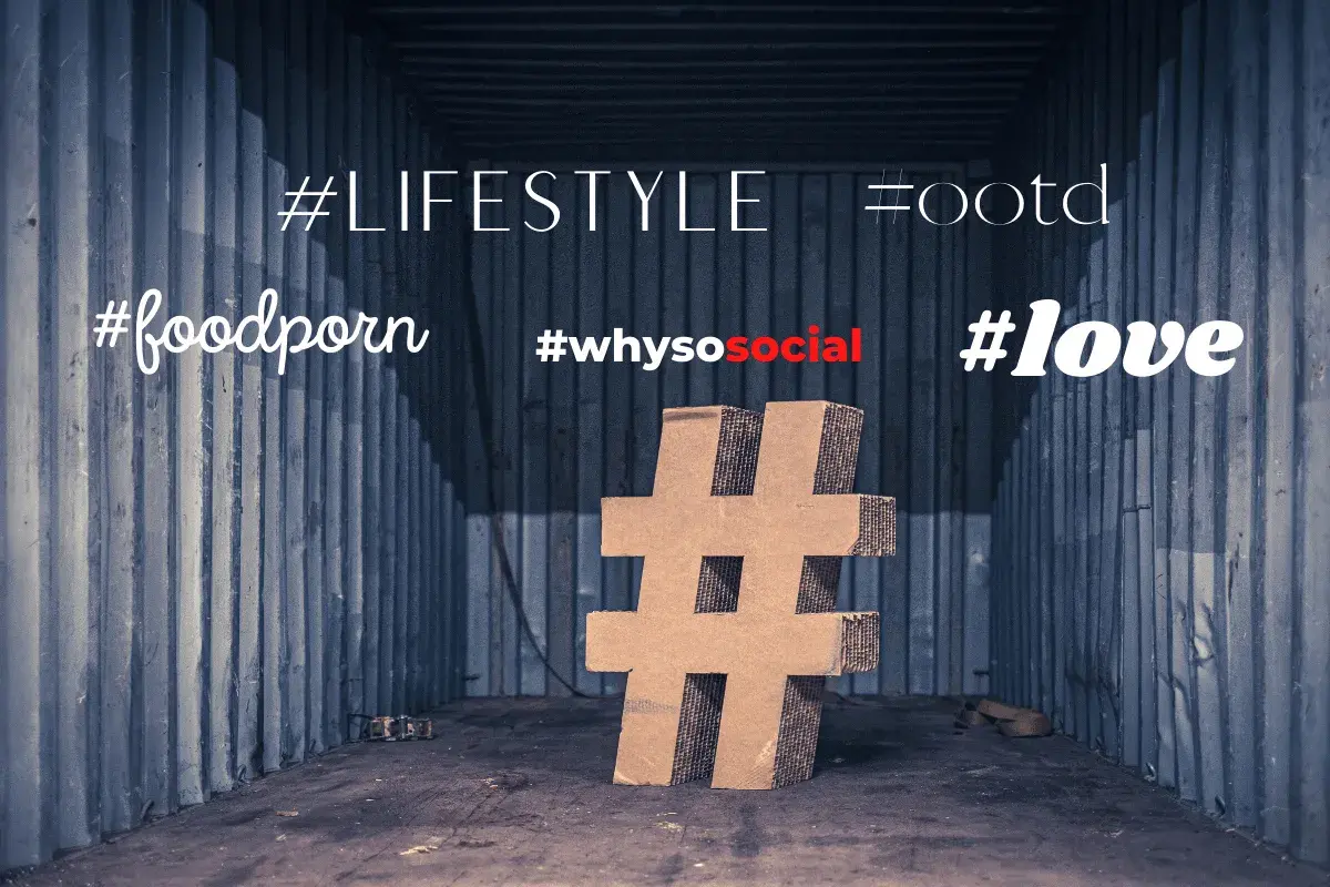 Duży symbol # z tektury wewnątrz kontenera, otoczony hashtagami: #LIFESTYLE, #foodporn, #whysosocial, #love, #ootd.