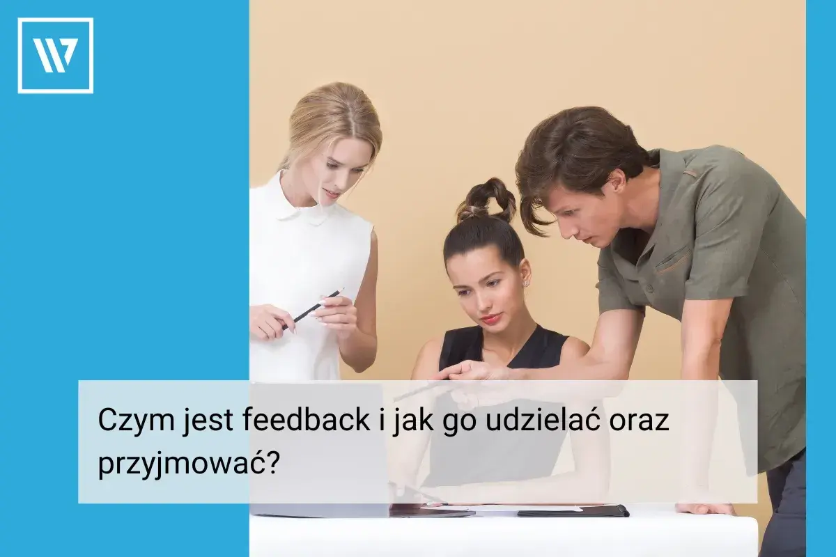Trzy osoby dyskutują nad dokumentami. Dowiedz się, czym jest feedback i jak go udzielać oraz przyjmować.