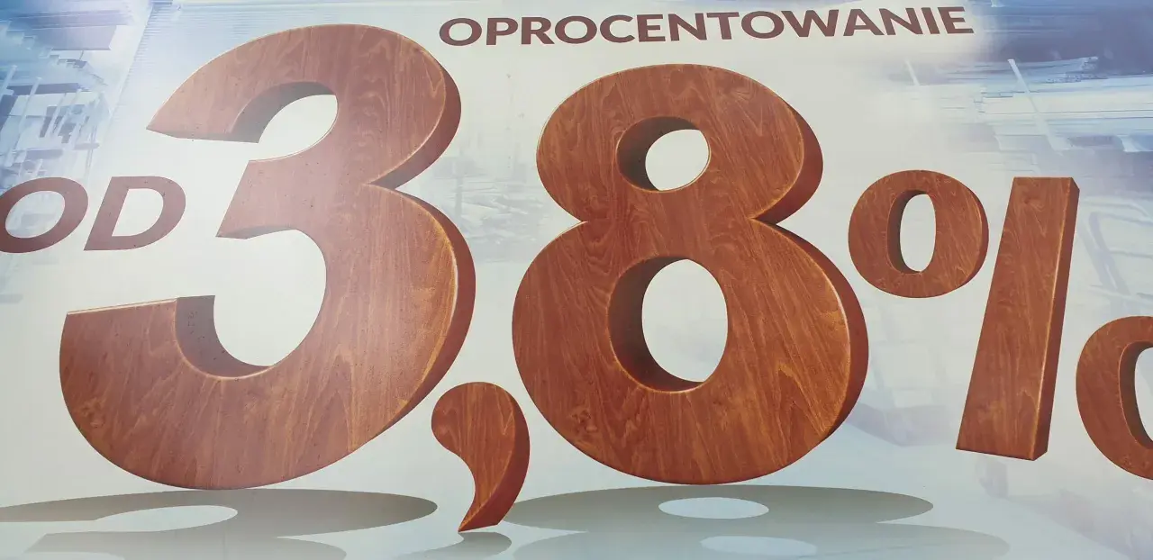 Oprocentowanie od 3,8% na lokacie. Drewniane cyfry i znak procentu.