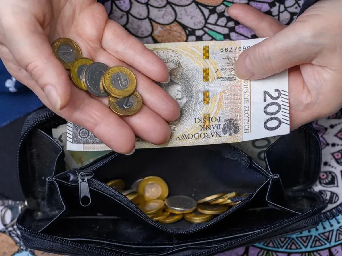 Dłonie wkładają do portmonetki 200 zł i garść monet. Czy to wystarczy na rentę bez lat pracy?