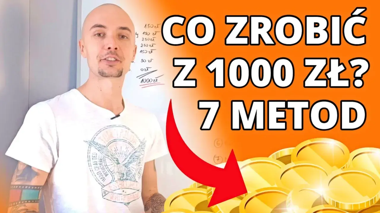 Mężczyzna w białej koszulce, tablica z napisem "CO ZROBIĆ Z 1000 ZŁ? 7 METOD" i stos złotych monet.