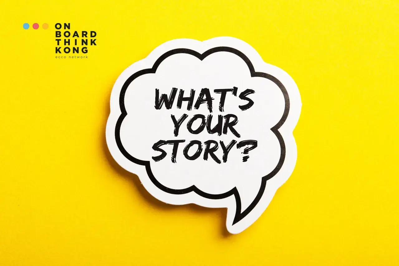 Biała chmurka z napisem "WHAT'S YOUR STORY?" na żółtym tle.
