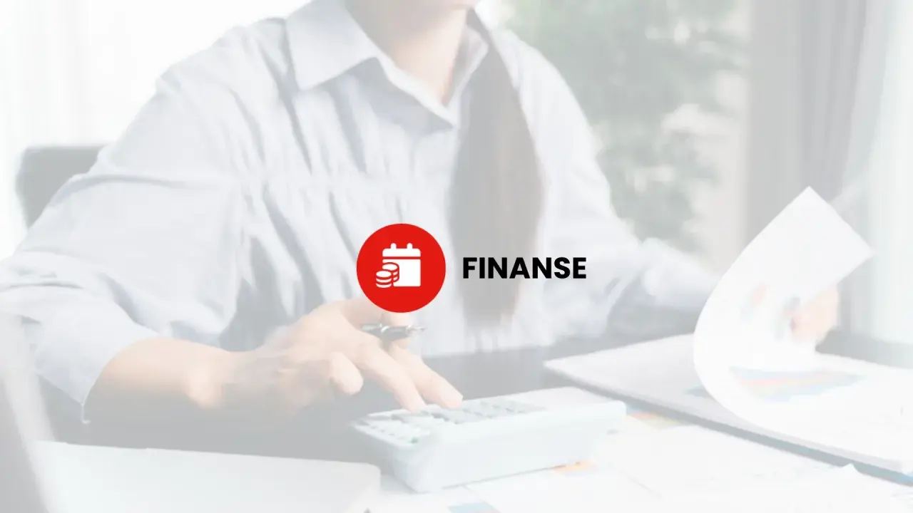 Osoba liczy na kalkulatorze, obok czerwone koło z ikoną kalendarza i monet oraz napis "FINANSE".