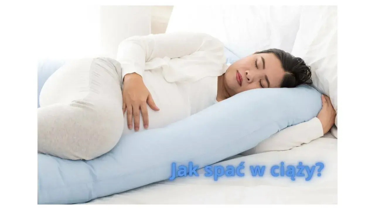 Kobieta w ciąży śpi na boku z poduszką ciążową.