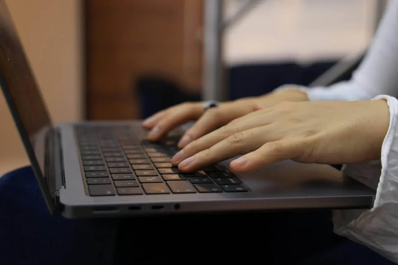 Dłonie piszą na klawiaturze laptopa. Z-15 to model, który ułatwia pracę.