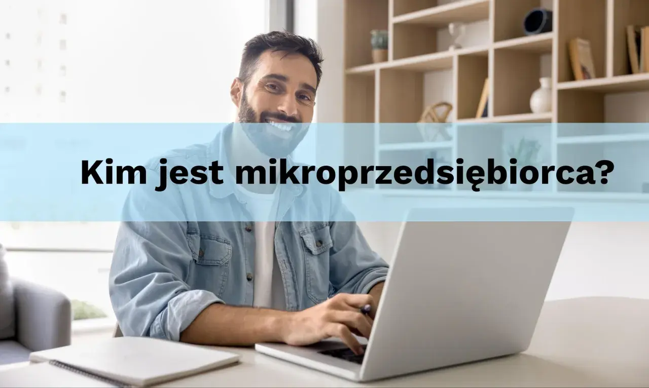 Uśmiechnięty mężczyzna pracuje przy laptopie. Kim jest mikroprzedsiębiorca?