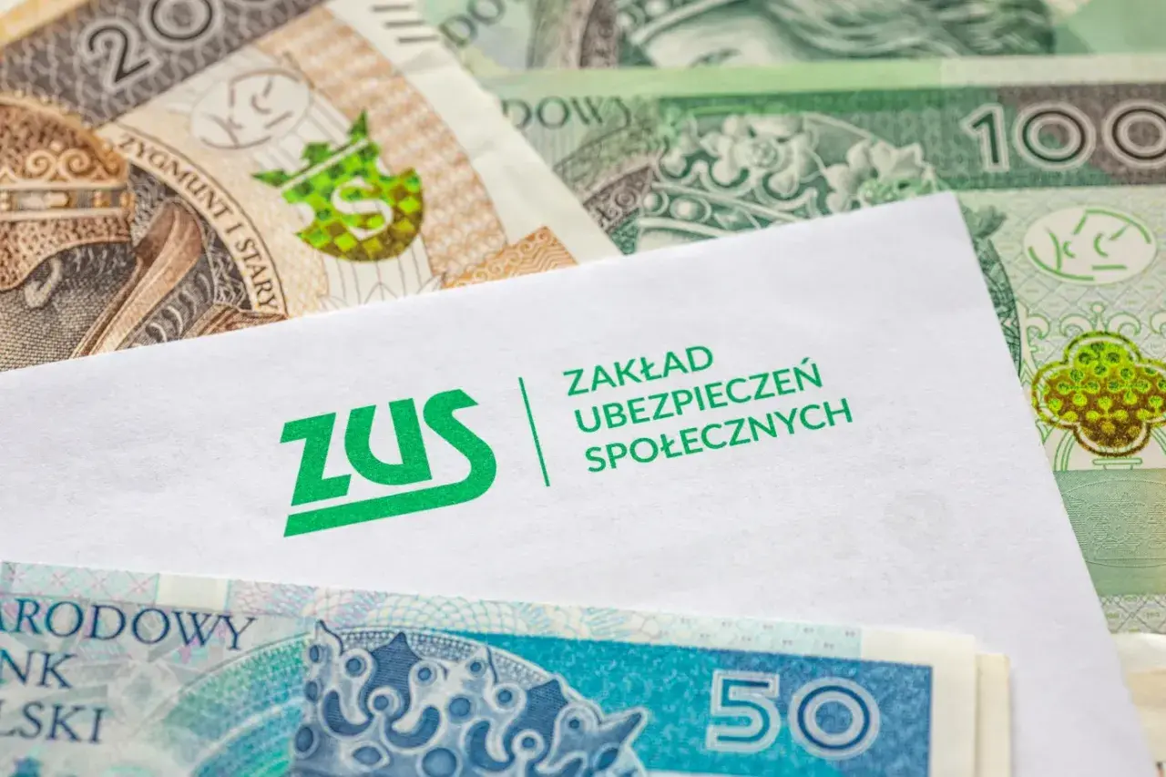 ZUS i polskie banknoty. Dokument ZUS sugeruje możliwość uzyskania świadczeń, nawet jeśli nie pracowałeś.
