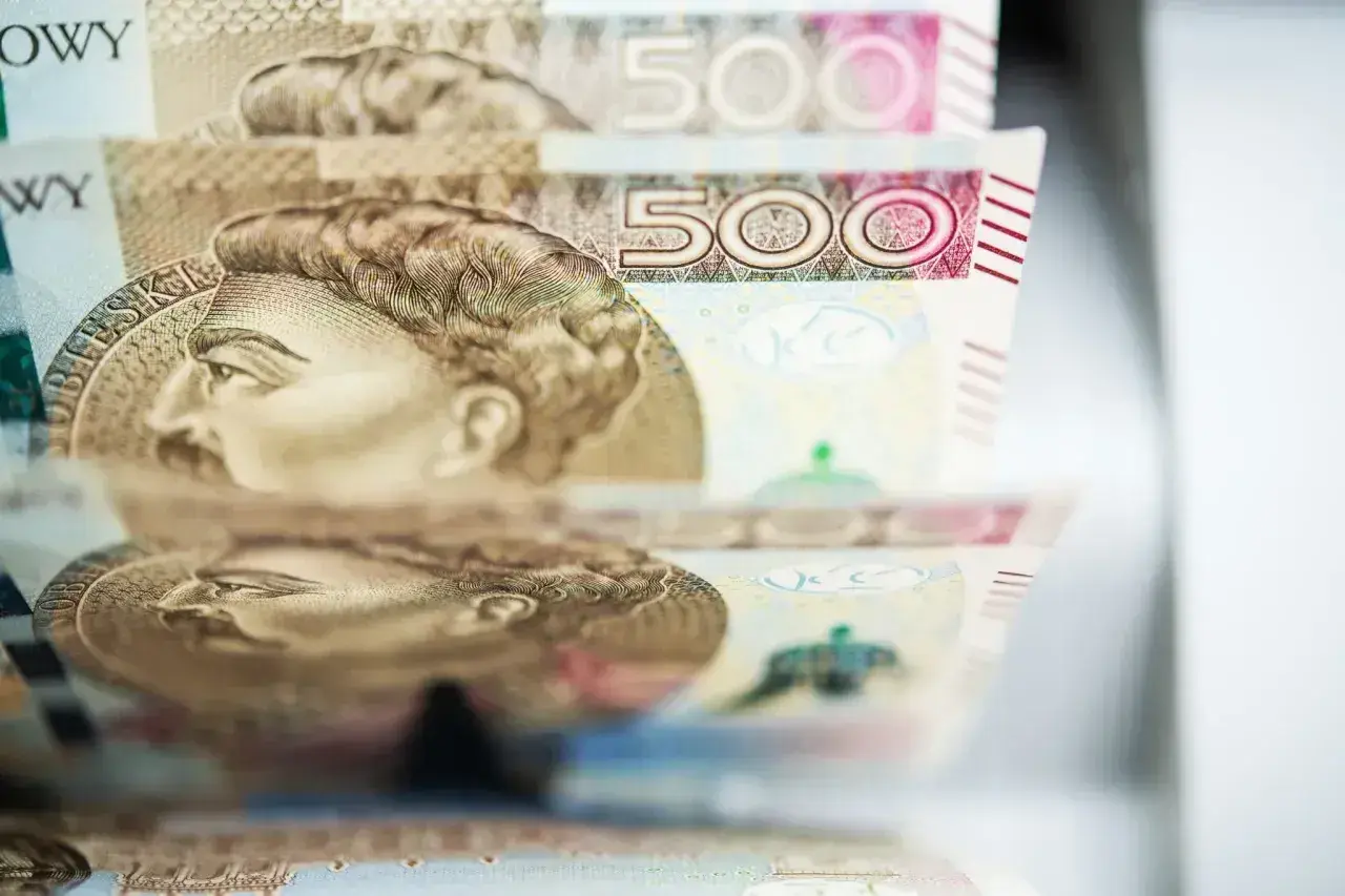 Stos pięciusetzłotowych banknotów, z widocznym portretem Sobieskiego. Taki duży ZUS to marzenie wielu.