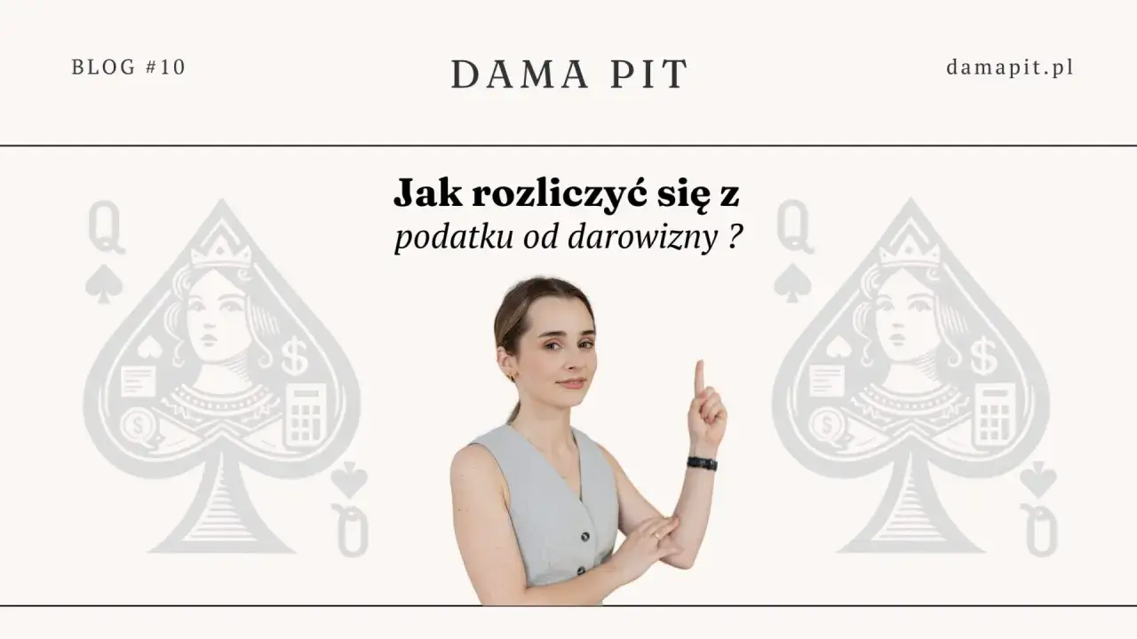 Kobieta wskazuje palcem na tekst "Jak rozliczyć się z podatku od darowizny?" na tle kart pik.