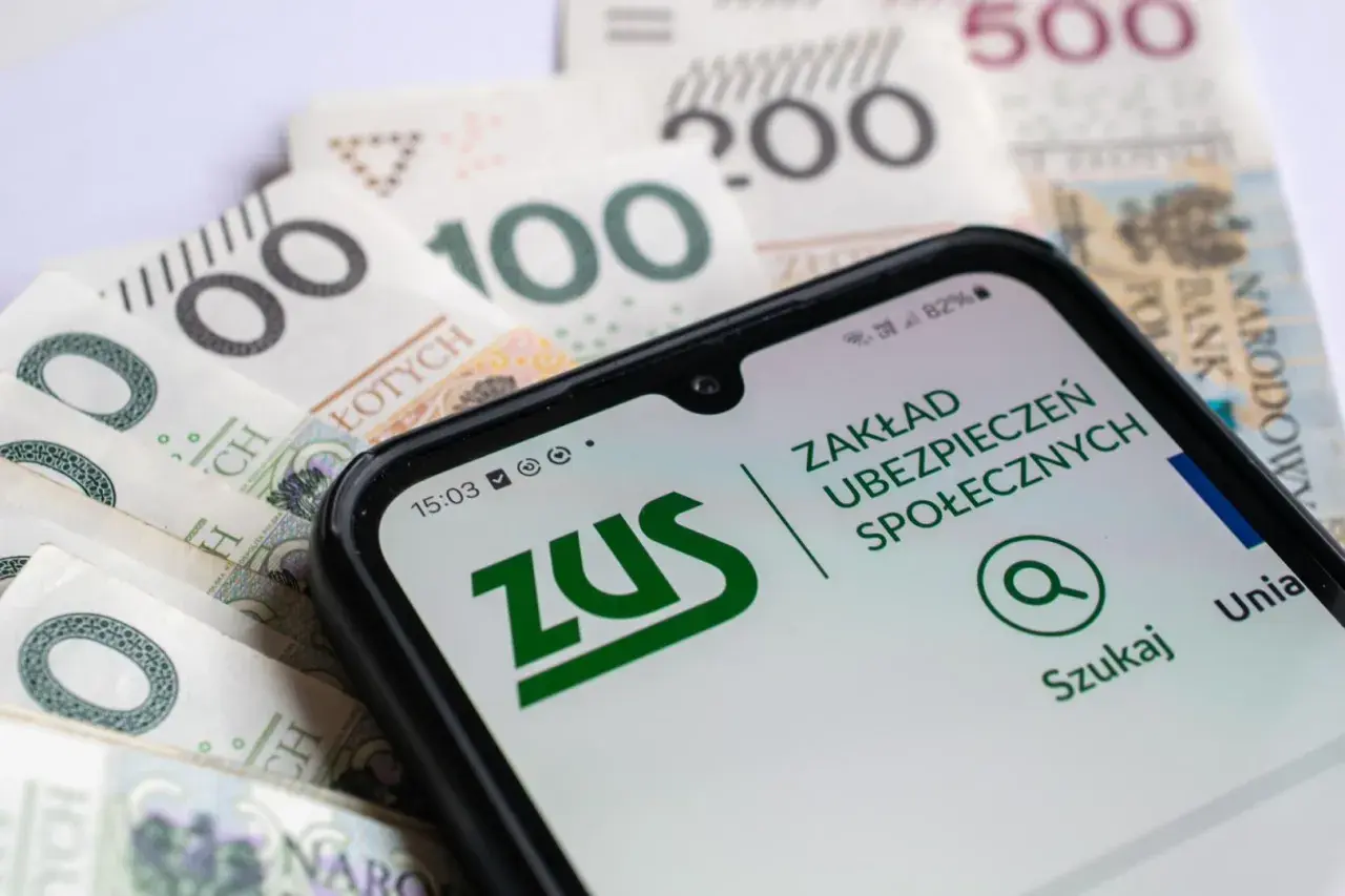 Telefon z aplikacją ZUS na tle polskich banknotów.