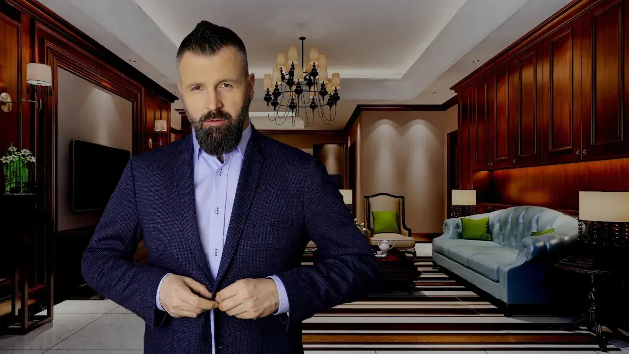 Mężczyzna w garniturze zapina marynarkę w eleganckim salonie.