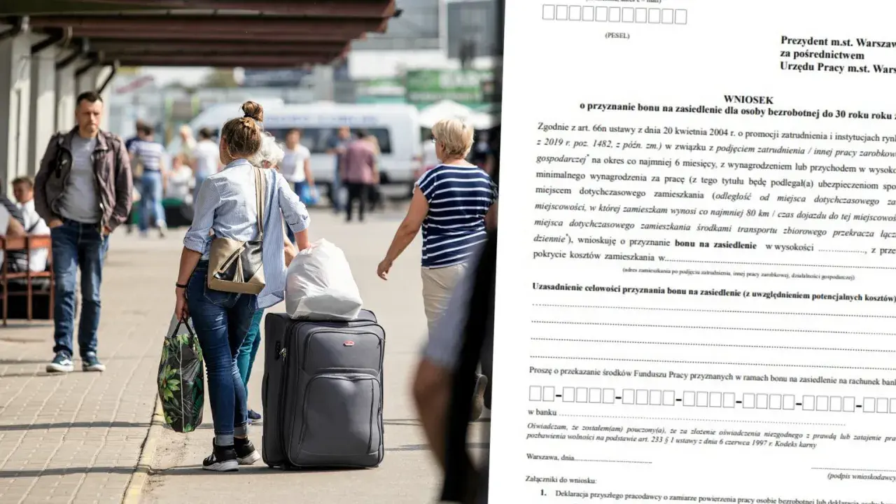 Osoby z bagażami czekają na dworcu, wnioskując o bon na zasiedlenie.