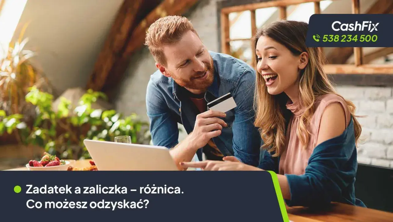 Para śmieje się, patrząc na laptopa, mężczyzna trzyma kartę kredytową.
