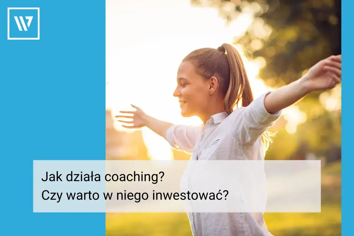 Uśmiechnięta młoda kobieta z rozłożonymi ramionami na tle słońca.