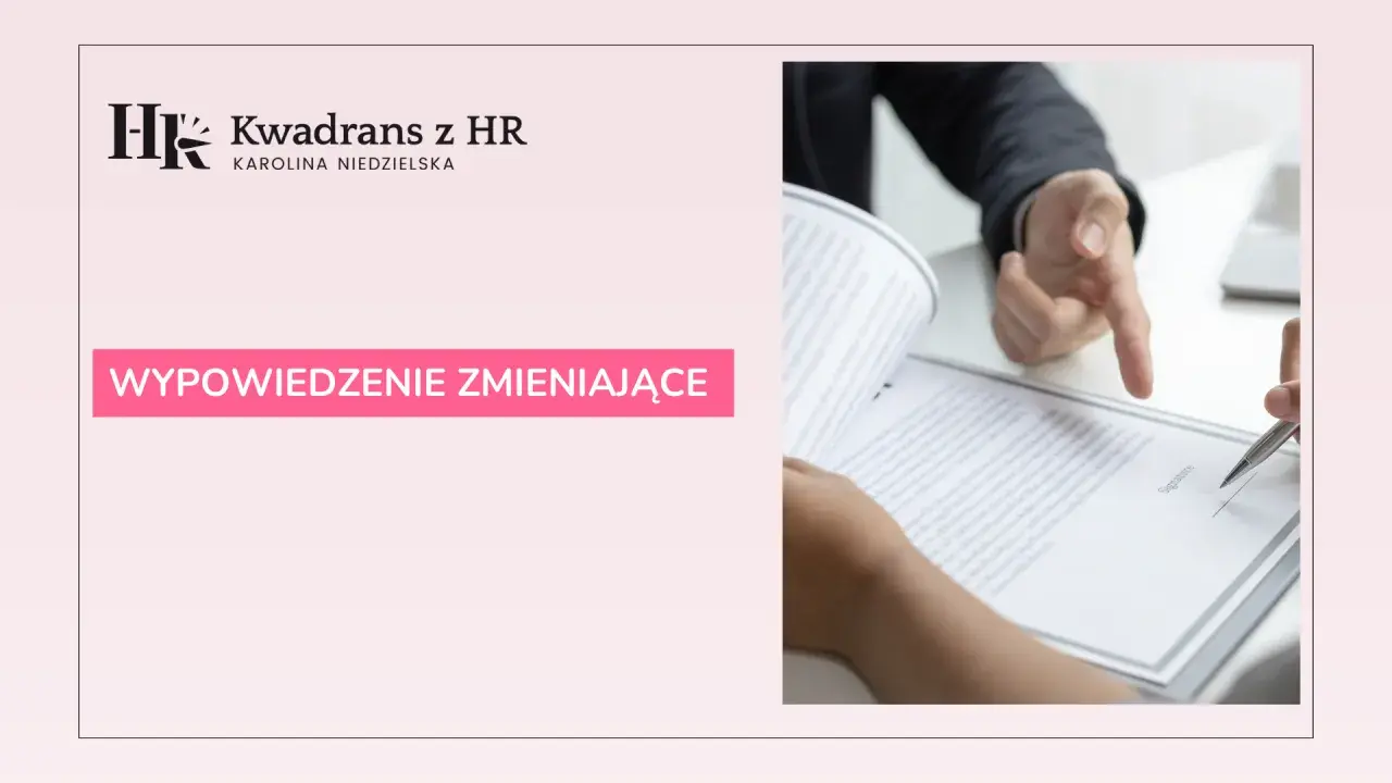 Dwie osoby przy stole przeglądają dokument, jedna wskazuje palcem na tekst.