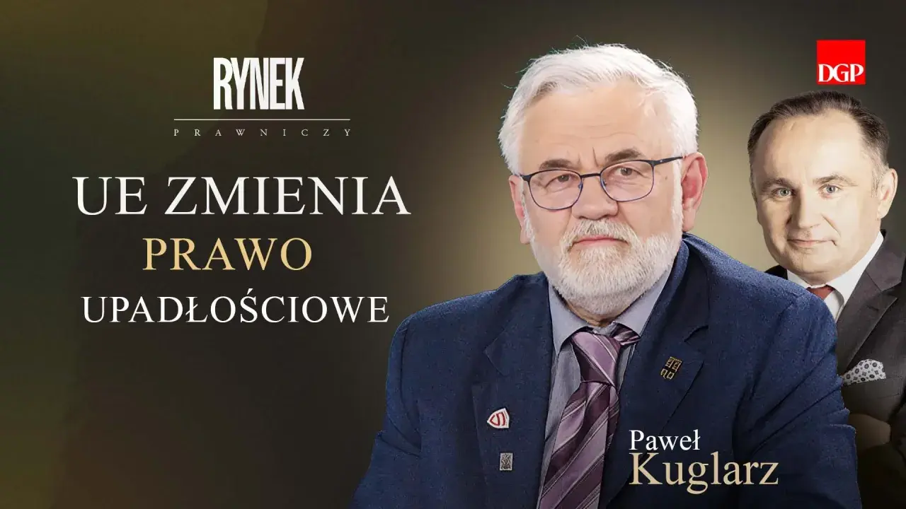 Dwóch mężczyzn w garniturach, jeden z nich Paweł Kuglarz, na tle napisu "UE ZMIENIA PRAWO UPADŁOŚCIOWE".