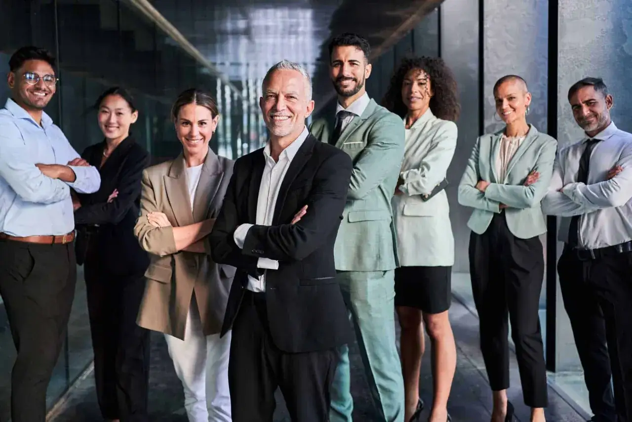 Grupa ludzi w eleganckich strojach biznesowych, prezentująca profesjonalny dress code.