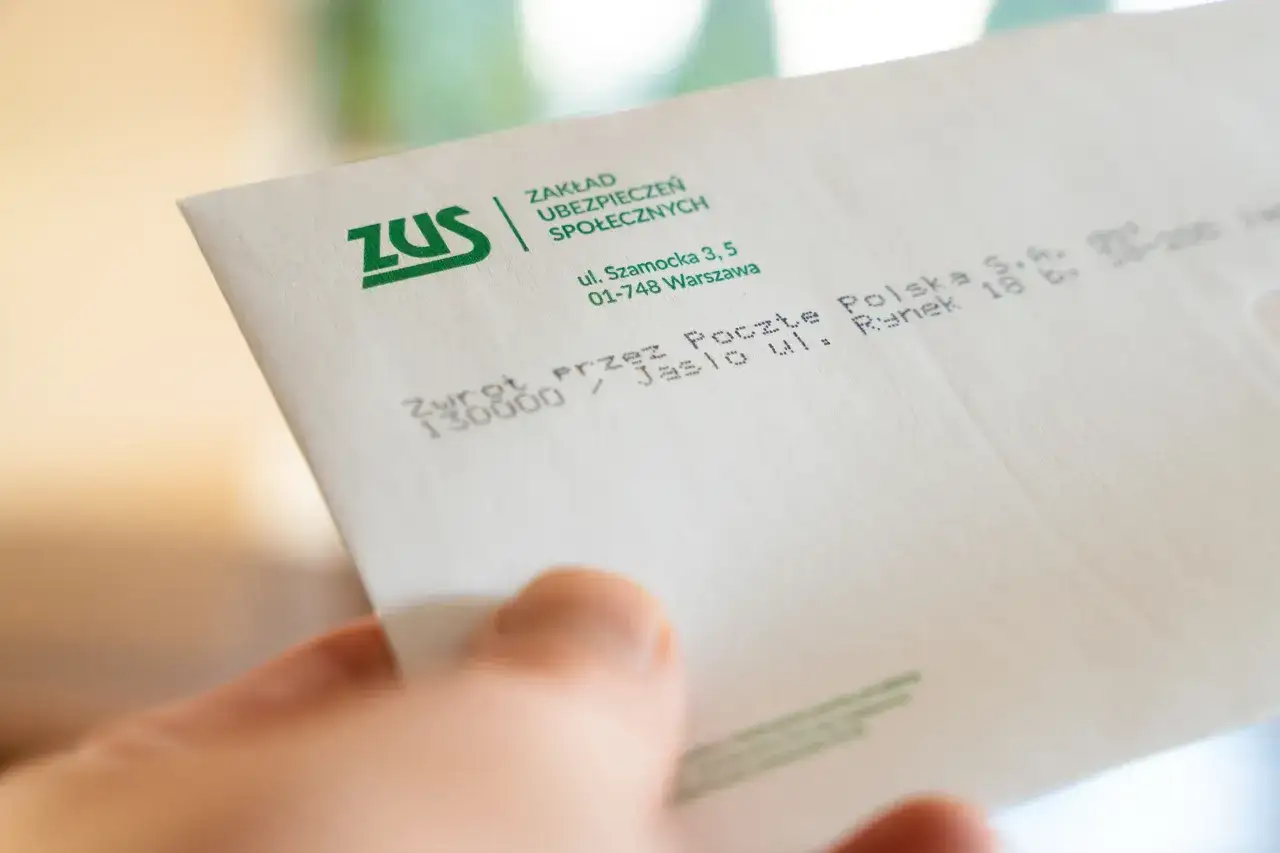 Koperta z ZUS. Zastanawiasz się, w jakim miesiącu najlepiej przejść na emeryturę? Dokumenty z ZUS mogą pomóc w podjęciu decyzji.