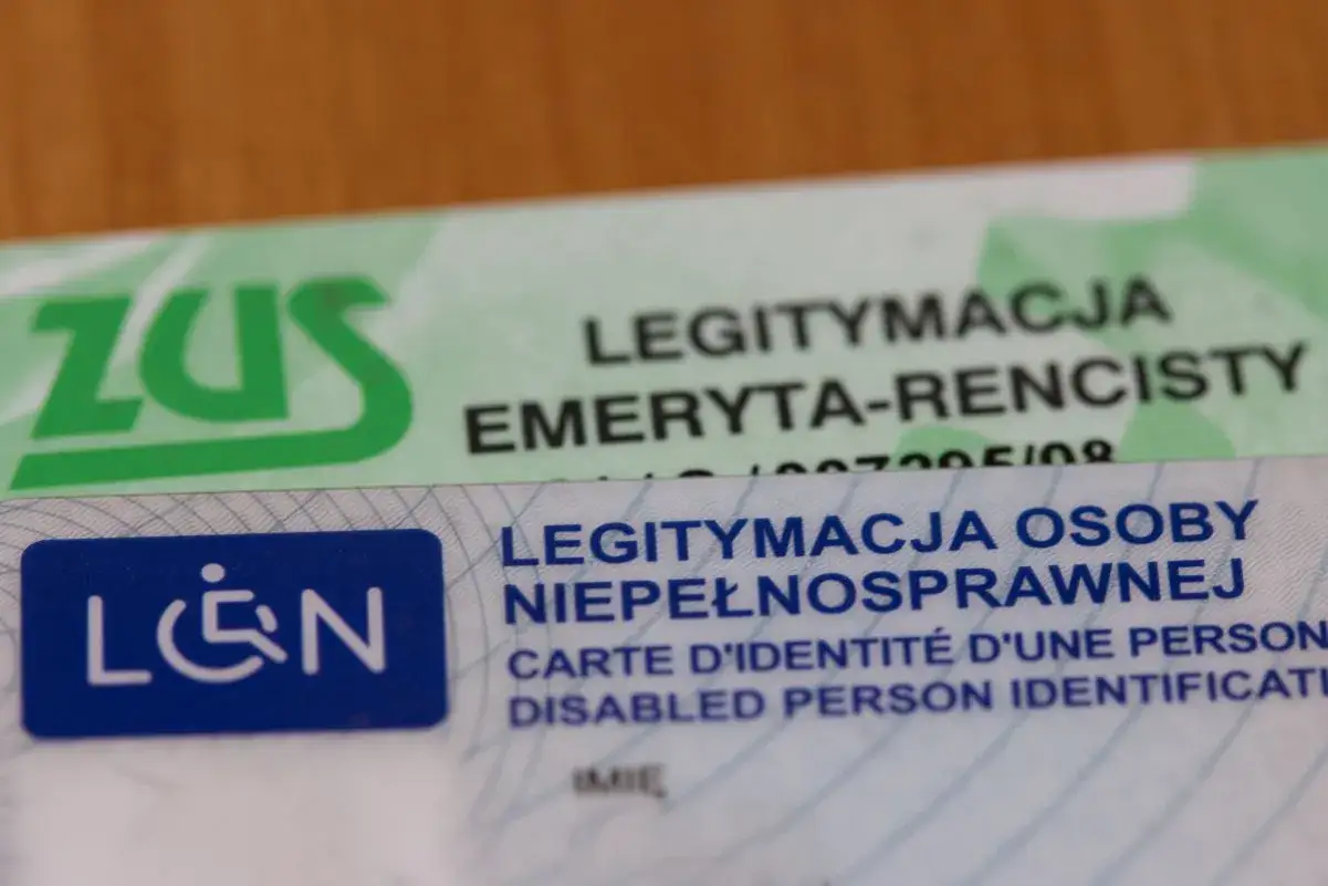 Legitymacja osoby niepełnosprawnej z symbolem niepełnosprawności i ZUS. Dokument uprawniający do ulg.