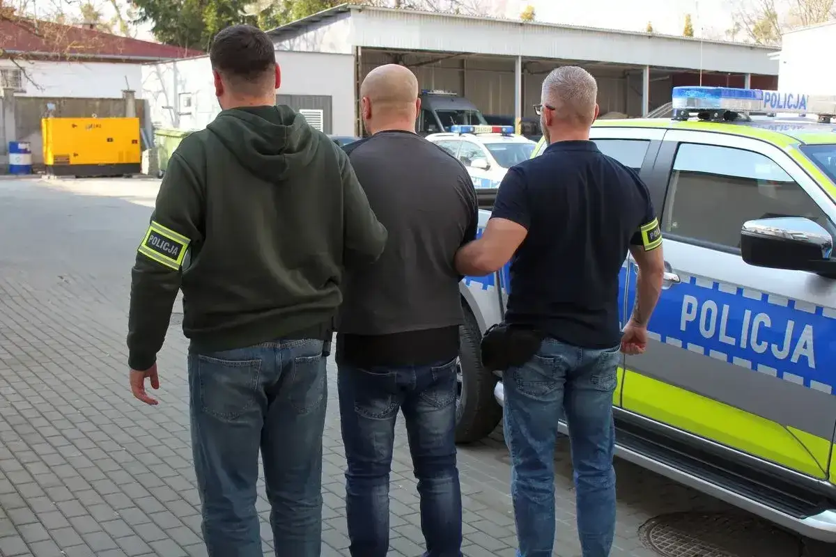 Dwóch policjantów w opaskach