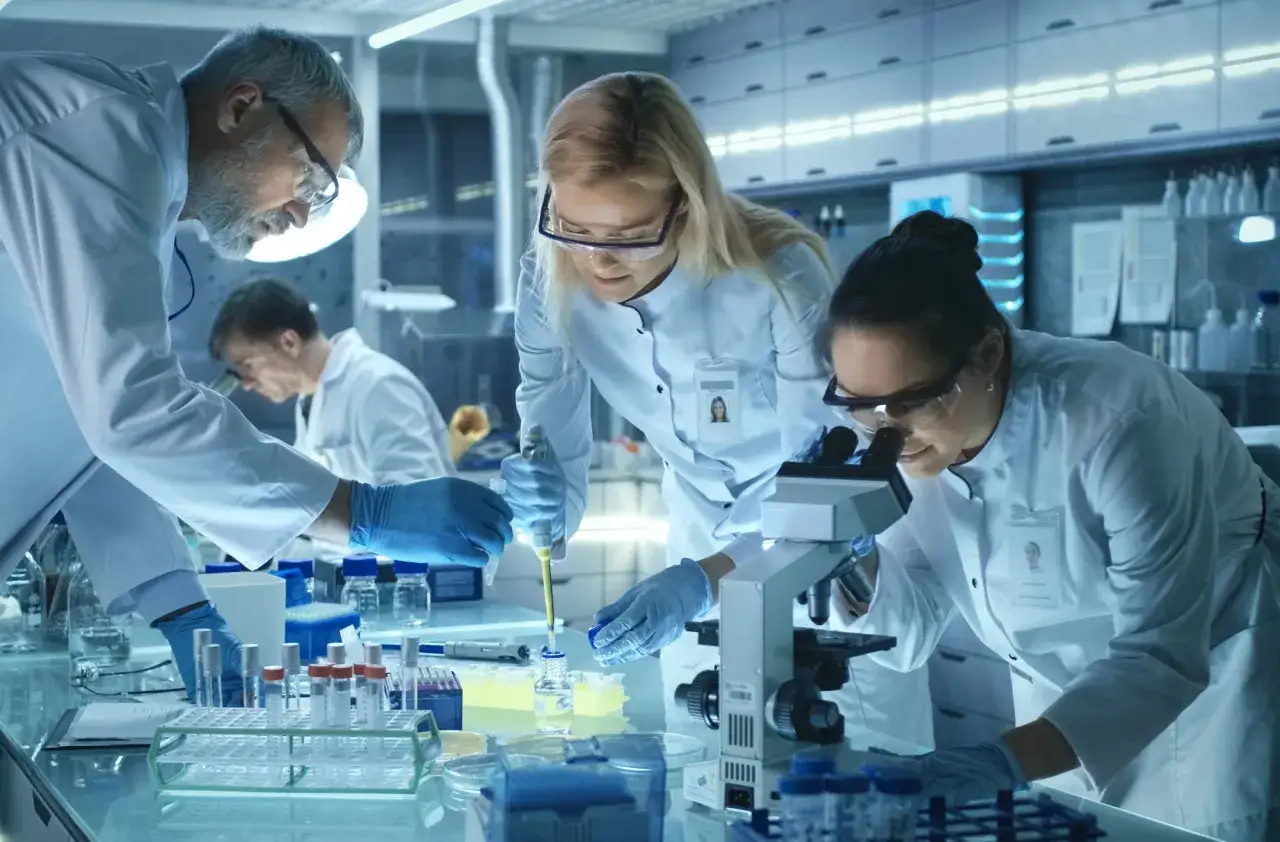 Naukowcy w laboratorium badają próbki. To pokazuje, co można robić po studiach kryminalistycznych: analizować dowody i odkrywać prawdę.