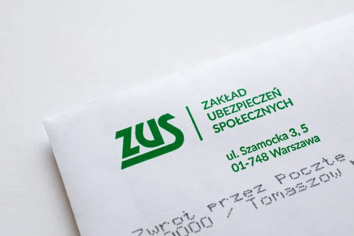 Koperta ZUS z adresem w Warszawie. Dowiadujemy się, ile wynosi dodatek pielęgnacyjny.