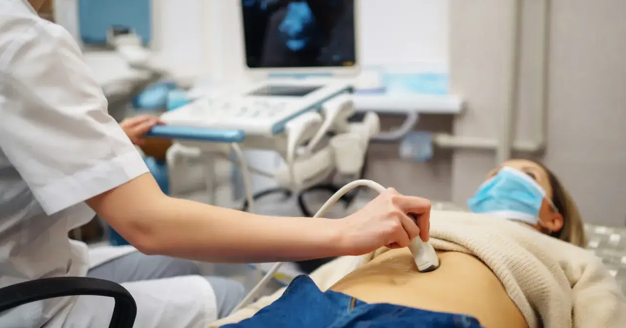 Lekarz wykonuje USG brzucha pacjentce. To ważny etap diagnostyki, szczególnie gdy rozważana jest ciąża po 40. roku życia.