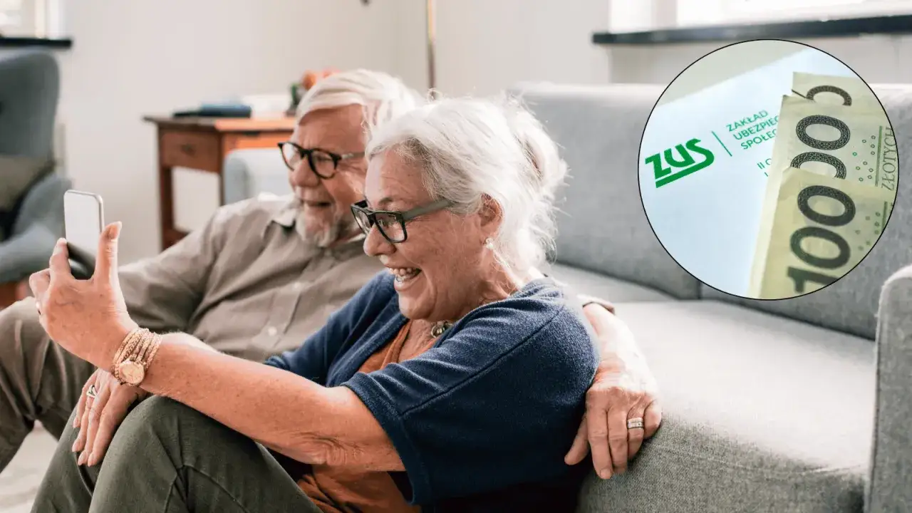 Szczęśliwi seniorzy oglądają telefon, a obok dokument ZUS i pieniądze – być może dodatek opiekuńczy po 80 roku życia.