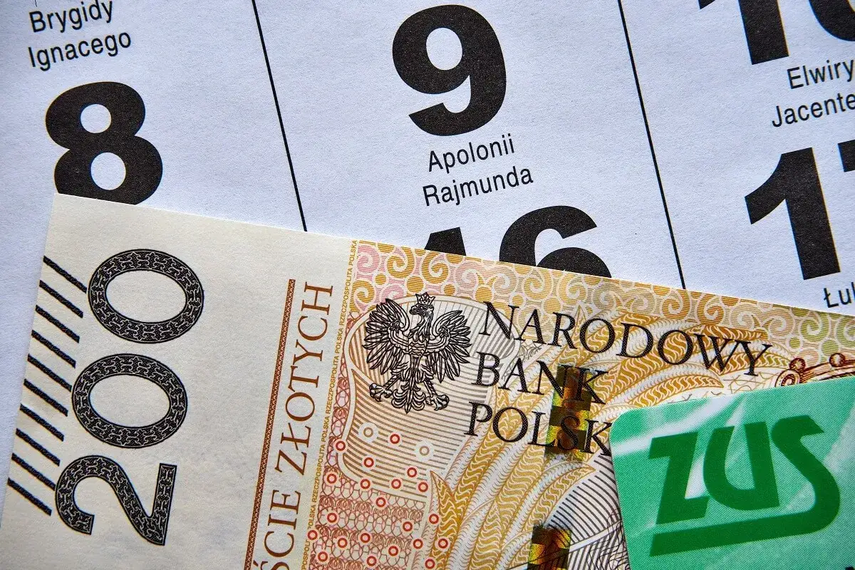 200 zł i zielona karta ZUS na tle kalendarza z datami. Czy to zapowiedź 14 emerytury?